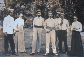 Archive. Après une partie de tennis, en Russie, avant la Grande Guerre (non datée). A l’extrême-gauche, un des fils de Léon Tolstoï, cousin du père de Michel Lopoukhine, Nikolaï. Celui-ci est le sixième à partir de la gauche