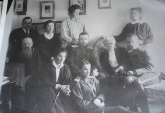 Archive. Photo en Russie de la famille Ossorguine – celle de la mère de Michel Lopoukhine  - pendant la Première Guerre mondiale, dans leur propriété proche de Kalouga. La mère figure sur la photo, ainsi que son père, à gauche 