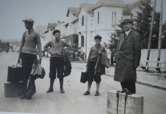 Archive. Les trois fils Lopoukhine, dont Michel, le plus petit, débarquant à Sainte-Foy-la-Grande pour y apprendre le français en 1930, peu après l’arrivée de la famille en France.