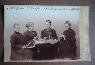 Archive. La grand-mère paternelle et les trois grand-tantes de Michel Lopoukhine, photo prise en Russie avant la Révolution. Toutes quatre émigreront en France et viendront vivre à Clamart.