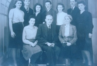Archive. Photo de la famille de Michel, prise chez le photographe à son retour de captivité en France, en 1945. Il est le 2e en haut à gauche. Au centre, les parents.