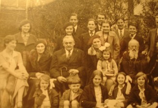 Archive. Années 30, dans la propriété du grand-oncle Constantin, à Clamart (92) pour fêter les 50 ans de mariage des grands-parents maternels de Michel Lopoukhine, assis au centre. Michel est le 3e en haut à gauche, souriant.