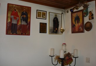 Durdijia Vasic domicile, détail, les icônes avec les saints patrons de la maison, mars 2005.