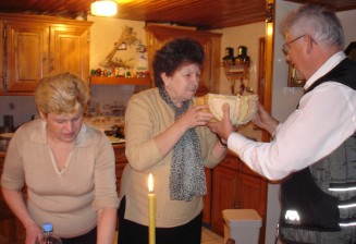 Durdija Vasic domicile, le repas de fête, avec une amie serbe du couple, mars 2005.