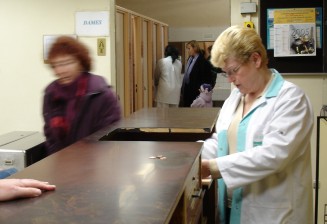 Durdijia Vasic portrait au travail, toilettes de la Gare Saint-Lazare, mars 2005.