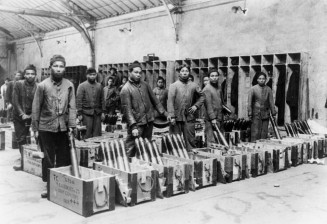 Indochinois travaillant dans une usine d'obus en 1944. © BDIC