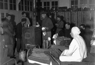 Foyer de travailleurs nord-africains, Puteaux, 1950 © Paul Almasy / Akg-images / Musée national de l'histoire de l'immigration