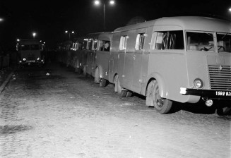 17 octobre 1961. Près du pont de Neuilly, camions de police © Elie Kagan/La Contemporaine, bibliothèque, archives, musée des mondes contemporaines
