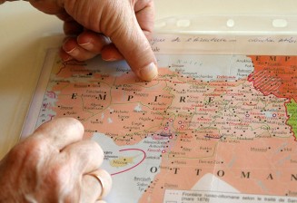 Maggy montre la carte de la Turquie actuelle, pour situer les lieux de naissance de ses parents © Collection particulère Maggy Baron, Atelier du Bruit