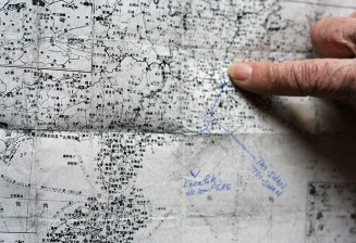 Monique  Bordry montre une carte de Chine annotée avec le nom du village de son père, Tai-shan © Atelier du Bruit