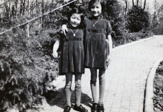 Monique et sa sœur, Viviane Yung, vers 1936-37 © Collection particulière Monique Bordry, Atelier du Bruit