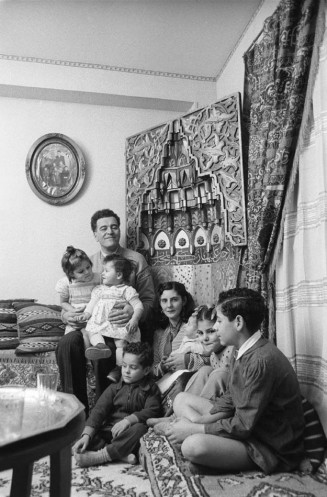Photographie de Pierre Boulat, une famille de Nords-Africains de Paris dans un HLM, 1955