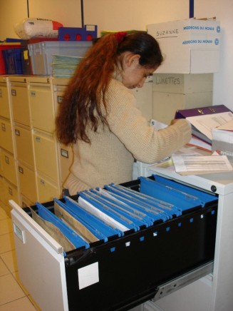 Irina au centre de Médecins du Monde, La Plaine-Saint-Denis, mai 2005 © Collection particulière Irina, Atelier du Bruit. 