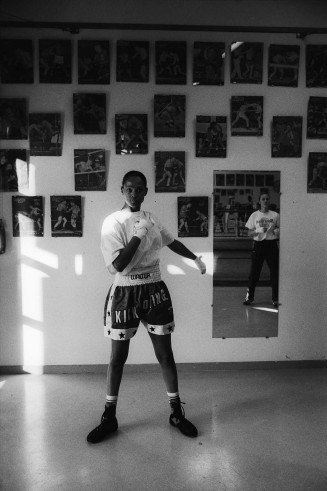 Photographie d'une salle de boxe avec deux femmes