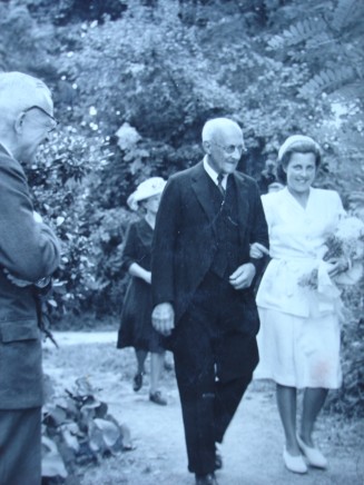 Archive. Le mariage des Lopoukhine à Clamart (92) en 1946. La mariée, Marie, avec son père, le ci-devant Prince Obolensky. « La robe de mariée n’a l’air de rien, on a fait comme on a pu en réunissant  les bons de tissu comme on a pu », dit-elle).