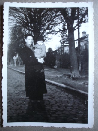 Archive. Michel Lopoukhine, jeune père, dans leur maison de Châtillon (92), dans les années 50.