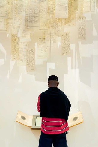 Photographie d'un visiteur dans l'exposition permanente 