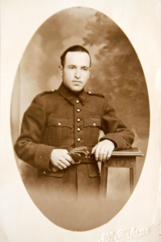 Bedros Khachérian, le père de Maggy, conscrit en 1939. Il sera démobilisé sans combattre en raison d’une péritonite et soigné à Grenoble © Collection particulière Maggy Baron, Atelier du Bruit