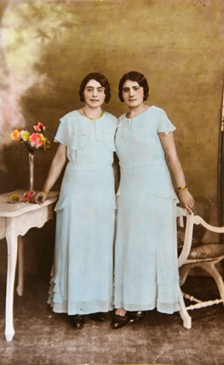 Les deux sœurs, Arpiné la cadette et Haiganouch l’aînée, chez le photographe au moment du mariage de la première, à la fin des années 20 © Collection particulière Maggy Baron, Atelier du Bruit