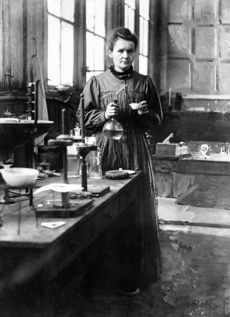 Marie Curie (1867-1934), physicienne française, dans son premier laboratoire installé dans un hangar de l'E.P.C.I., rue Lhomond, Paris Ve arr. 1896-1905. Albert Harlingue / Roger Viollet.