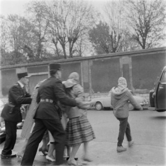 Elie Kagan. Manifestations de femmes, qui eut lieu suite à celle du 17 octobre 1961. 20 octobre 1961 Photographie © La Contemporaine, bibliothèque, archives, musée des mondes contemporaines