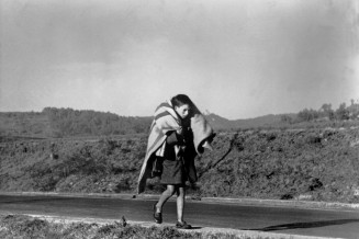 Photographie de Robert Capa, petit garçon sur la route de Barcelone à la frontière française
