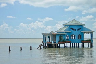 Bâtisse d'un restaurant abandonné situé à la pointe sud du delta du Mékong, Mui Ca Mau, où le trait de côte est soumis à la montée du niveau de la mer.