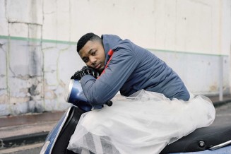 Photographie d'un jeune homme marseillais assis sur un scooter en tutu 
