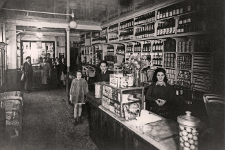 M. et Mme Messaoudi dans leur épicerie. Années 50, Levallois-Perret