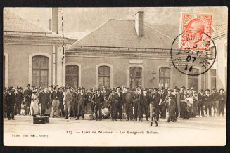 Immigrants italiens à la gare de Modane. Carte postale © Musée national de l'histoire et des cultures de l'immigration