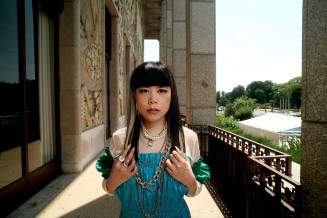 L'artiste Thérèse devant le Palais de la Porte Dorée