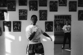 Photographie d'une salle de boxe avec deux femmes