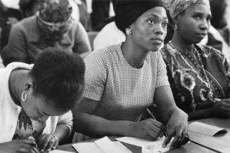 Reportage pour le centre d’éducation civique des Africaines à Paris, Cours de français, 1965, Janine Niépce © Musée national de l'histoire et des cultures de l'immigration