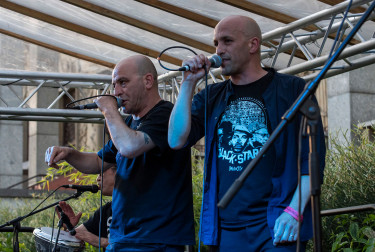 Les frères Amokrane, anciens du groupe Zebda, lors d'un concert au Palais de la Porte Dorée en juillet 2019