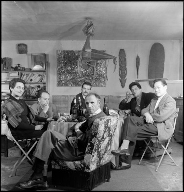 Portrait de groupe avec Maria Helena Vieira da Silva, Jacques Germain, Georges Mathieu, Jean-Paul Riopelle, Zao Wou-Ki et Pierre Loeb, Galerie Pierre, Paris, vers 1953. 