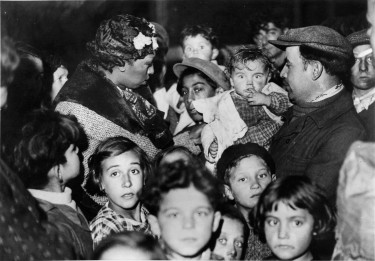Photographie de Paris Soir, Joséphine Baker au milieu d’enfants, distribuant des vivres dans la zone