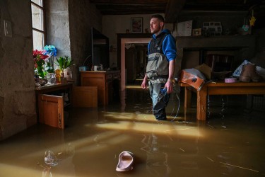 Arnaud Finistre, Ferme inondée à Aisy sur Armancon, France, avril 2024