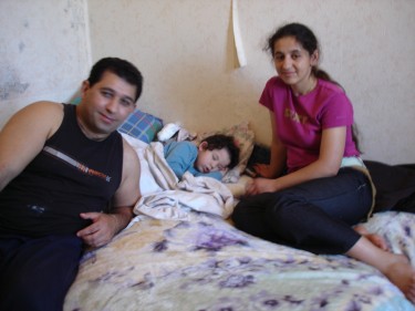 Irina avec son fils et son compagnon, chez eux, mai 2005 © Collection particulière Irina, Atelier du Bruit. 