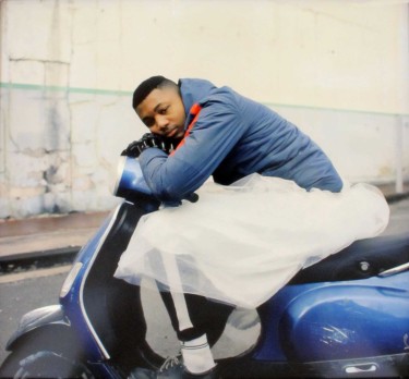 Photographie d'un jeune homme marseillais assis sur un scooter en tutu 