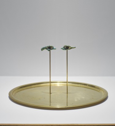 Paire d’yeux de sarcophage en bronze et albâtre, plateau en laiton, bronze patiné