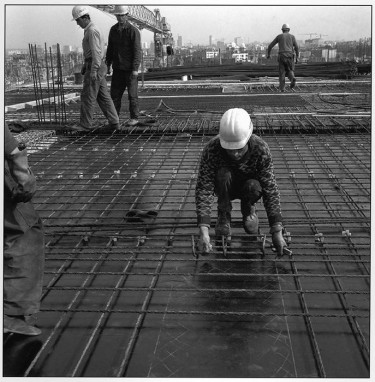 Ouvrier portugais travaillant à la construction de la Tour Montparnasse, 1971 © Gérald Bloncourt, Musée national de l'histoire et de cultures de l'immigration.
