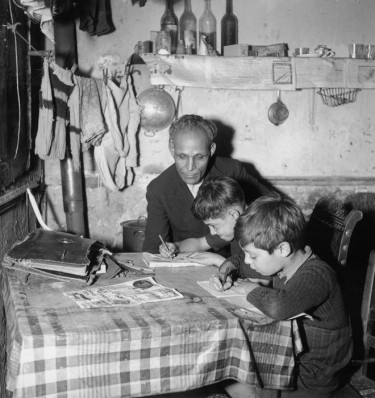 Un père avec ses fils faisant leurs devoirs pour l’école, 1950, Paul Almasy © Musée national de  l'histoire et des cultures de l'immigration