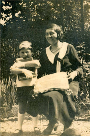Robert Futtersack et sa mère Therezia (France, vers 1933) © Musée national de l'histoire et des cultures de l'immigration