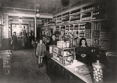 M. et Mme Messaoudi dans leur épicerie. Années 50, Levallois-Perret