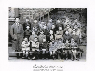 Abdelkader Zennaf à l'école primaire de l'Observatoire, Saint-Chamond-sur-Loire, 1957. Abdelkader Zennaf est au deuxième rang en partant du haut, le deuxième élève à la droite de l'instituteur. © Collection particulière