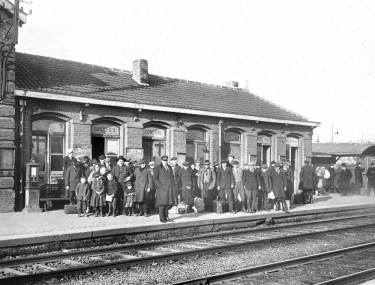 Arrivée d'immigrants polonais en gare d'Oignies (Pas-de-Calais)