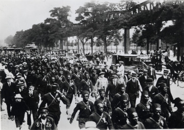 Les tirailleurs sénégalais défilent dans Paris en 1913. © Eric Deroo