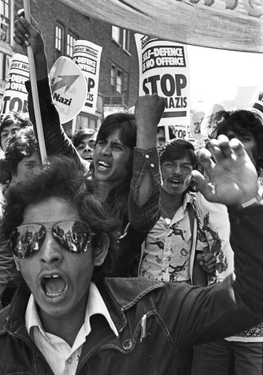 jeunes-bengalis-manifestant-a-brick-lane-apres-un-meurtre-raciste-1978-csyd-shelton.jpg