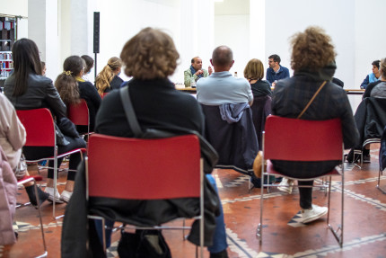 groupe de personnes assises de dos
