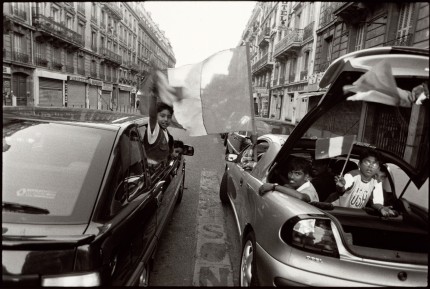 Communauté des Tamouls Sri Lankais en France. Photographie prise le soir de la finale de la coupe du monde de football, le 12 juillet 1998, après la victoire de l'équipe de France, Jean-Michel Delage